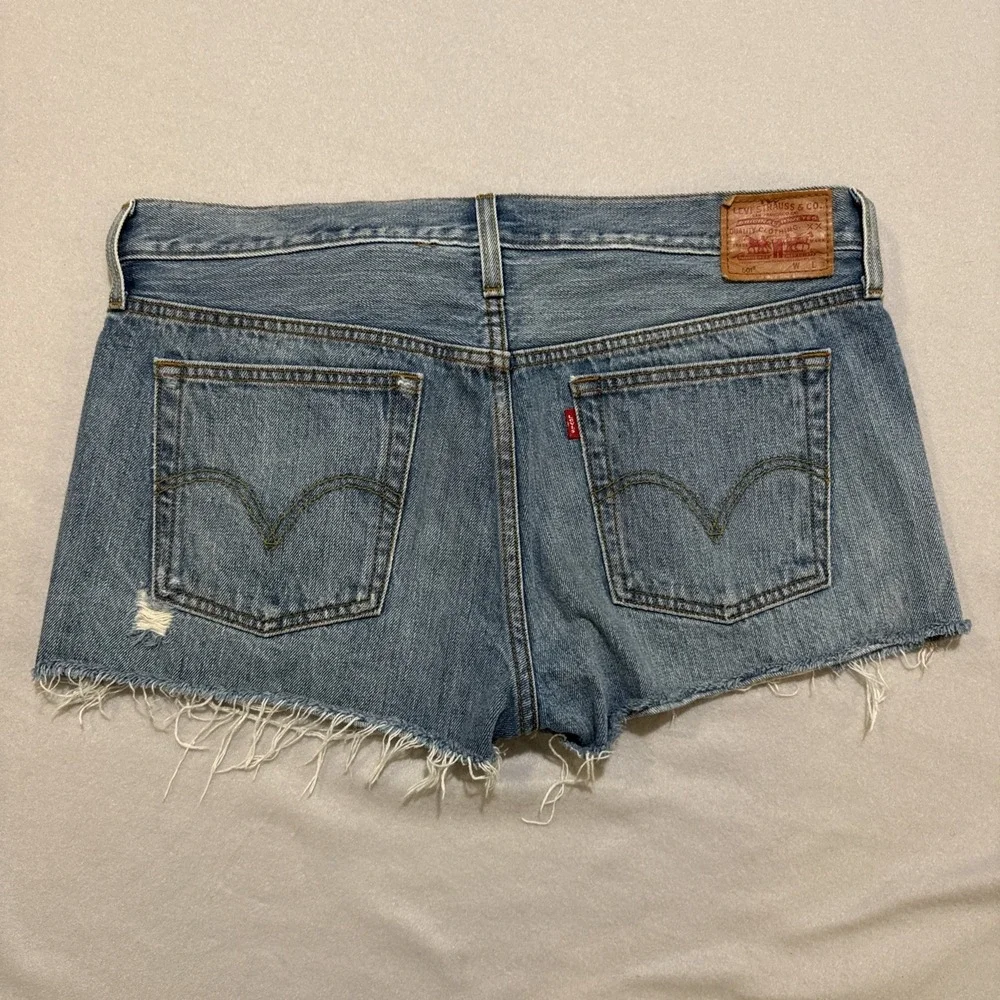 Levi's Vintage Women 501‎ Shorts Distressed Frayed Button Fly Blue Sz W32